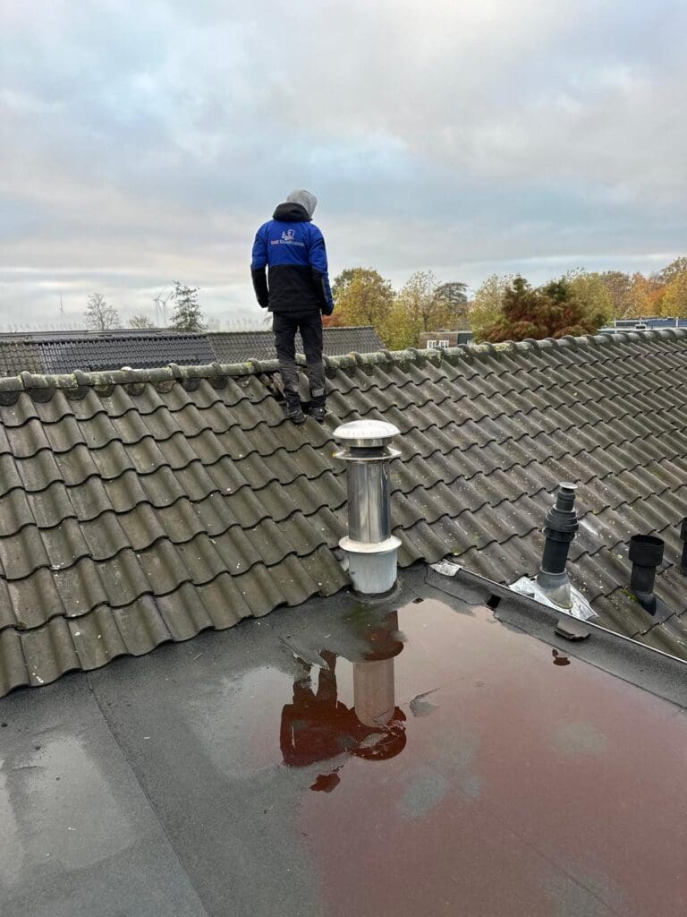 Dakdekker controleert dak op lekkage