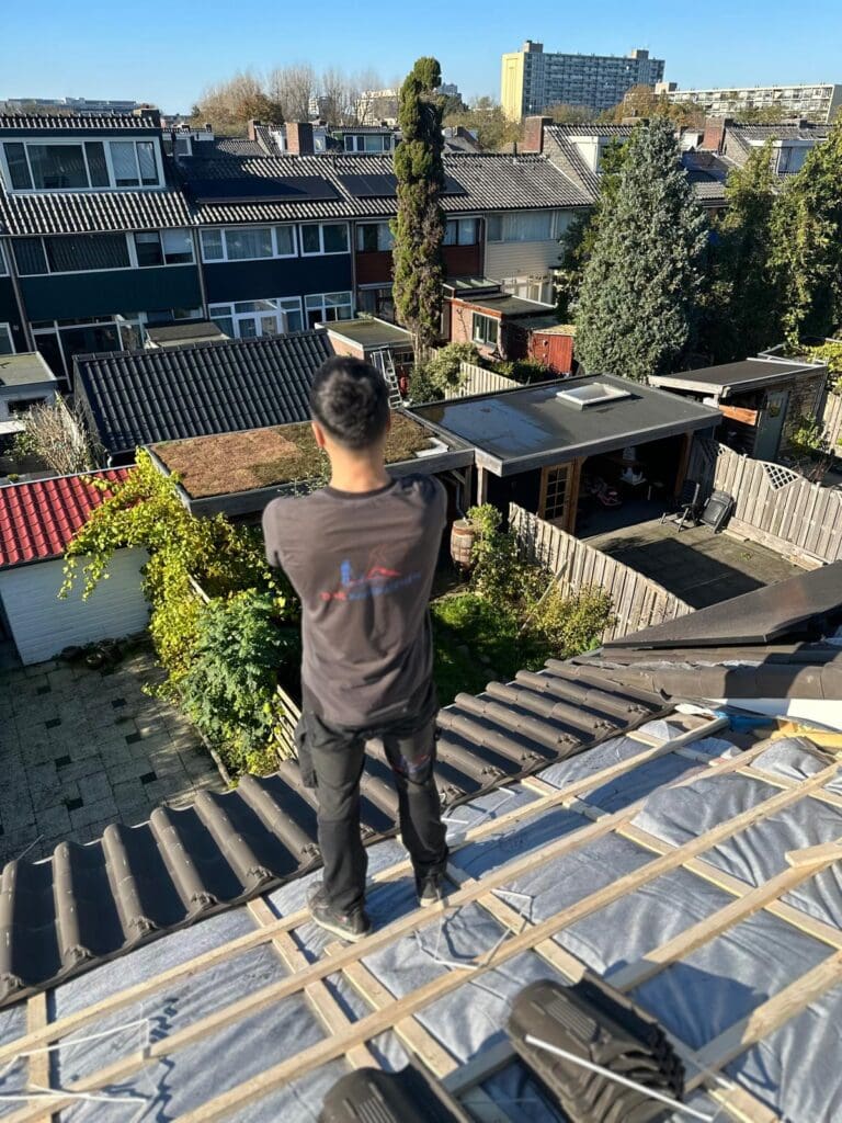 Dakdekker werkt op hellend dak met dakpannen