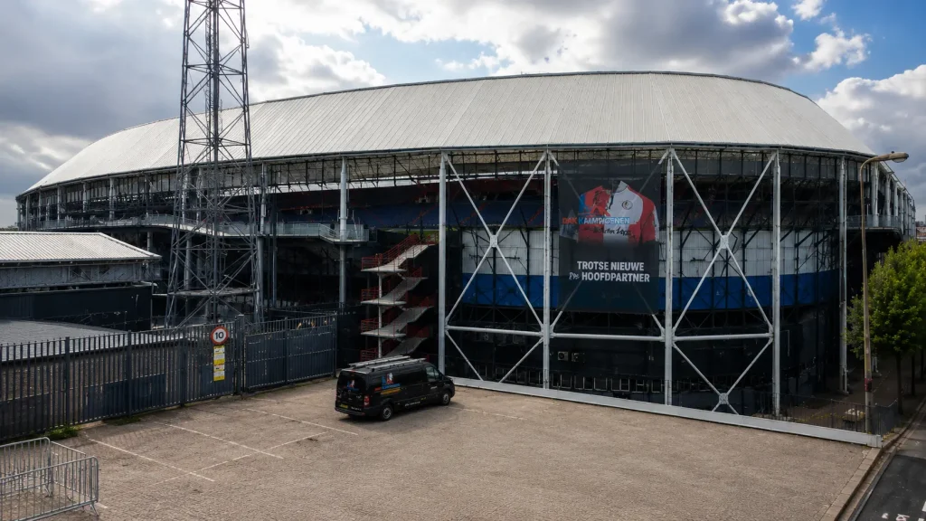 Dakkampioenen bus bij renovatie van dak en loopbruggen rondom stadion De Kuip in Rotterdam