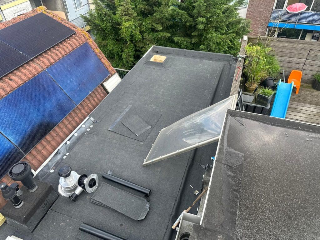 Plat dak met bitumen dakbedekking en zonnepanelen