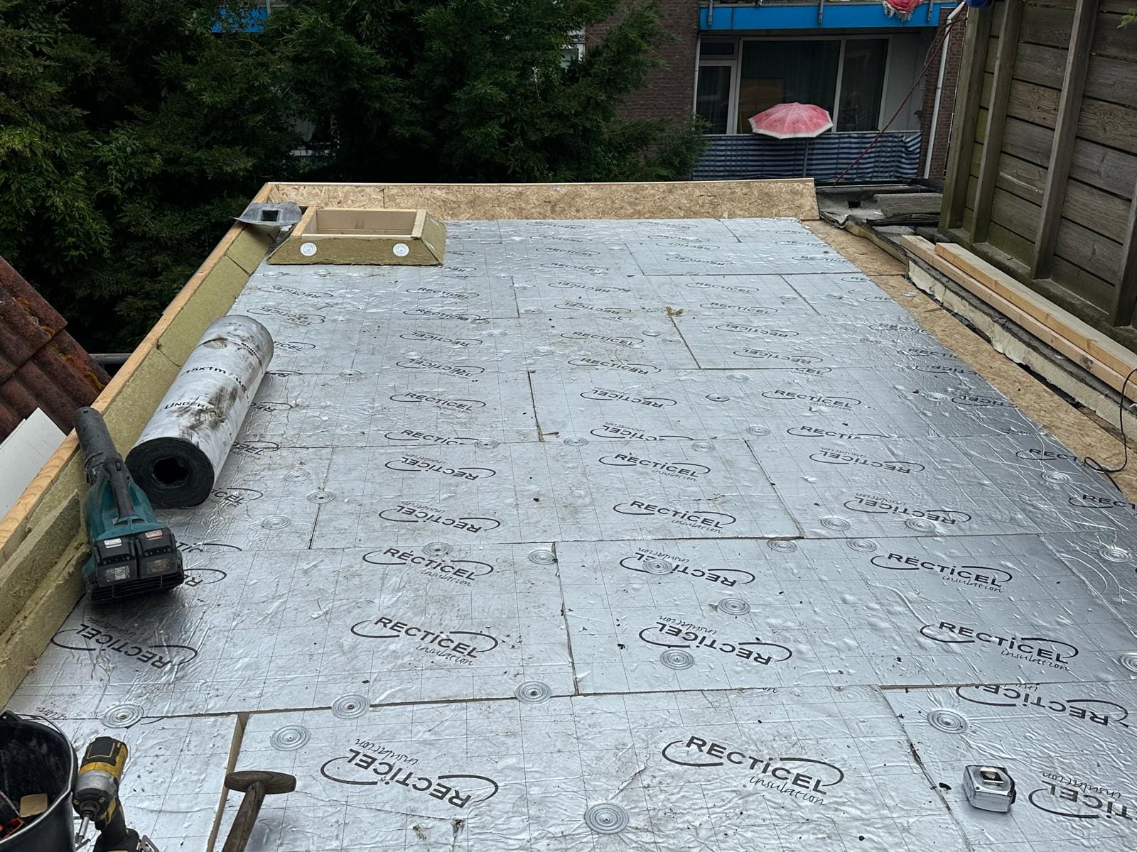 Aanleg van duurzaam EPDM dak op nieuwe overkapping in Zaltbommel — Zaltbommel