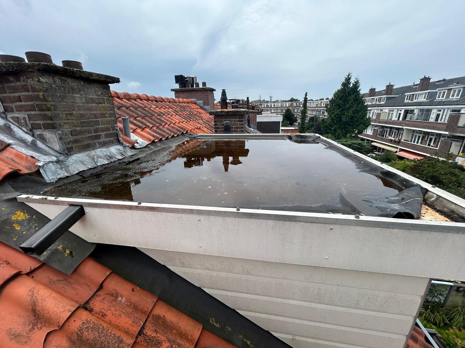 Dakkapel plat dak met waterophoping tijdens renovatie