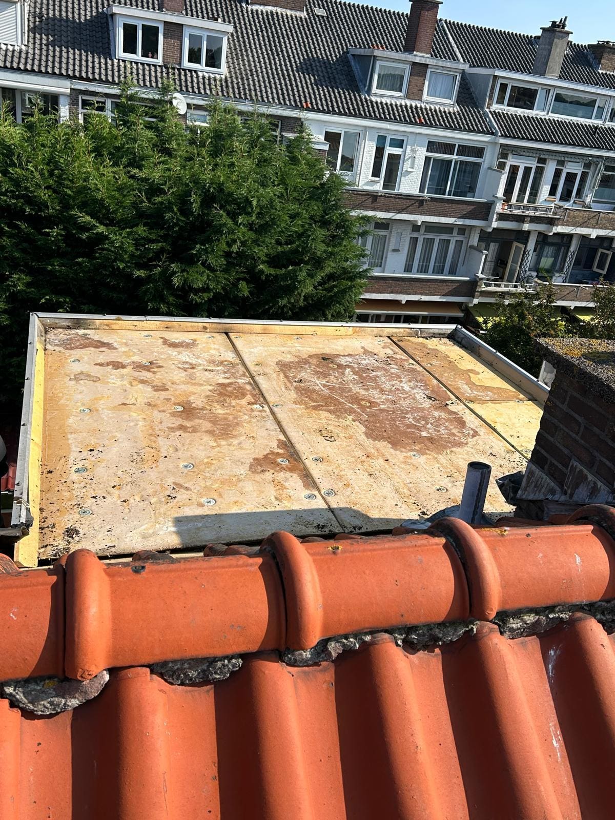 Dakkapel plat dak tijdens renovatie met isolatie en bitumen