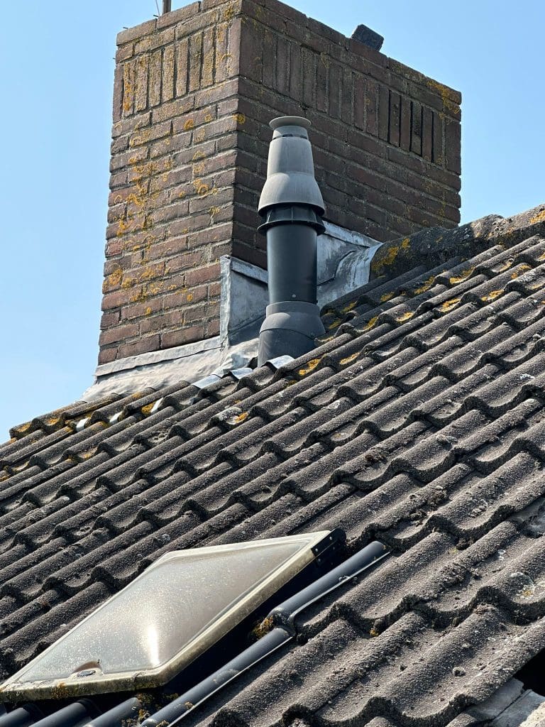 Vernieuwd plat dak van een dakkapel met nieuwe bitumen dakbedekking, aansluitend op een pannendak.
