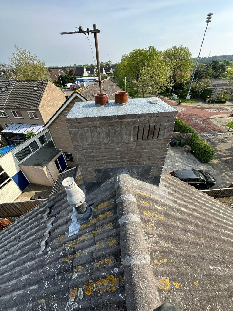 Dakkapel plat dak met bitumen afwerking en dakdoorvoeren.