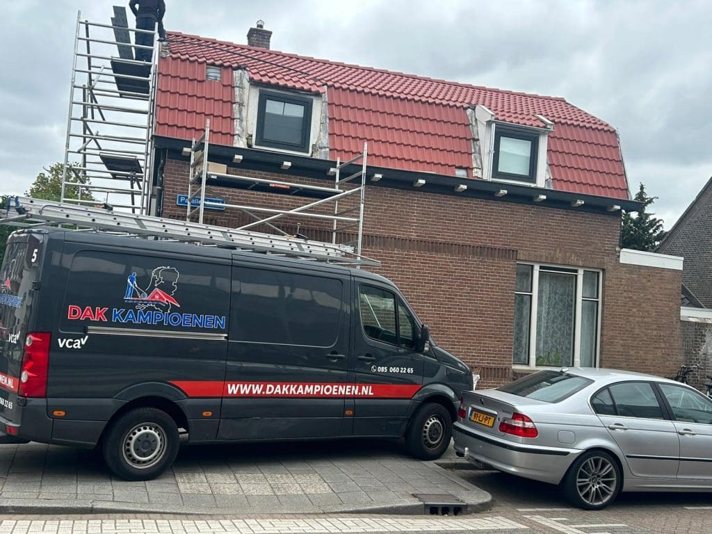 Plat dak met zwarte bitumineuze dakbedekking en witte dakrandafwerking boven een kleine binnenplaats