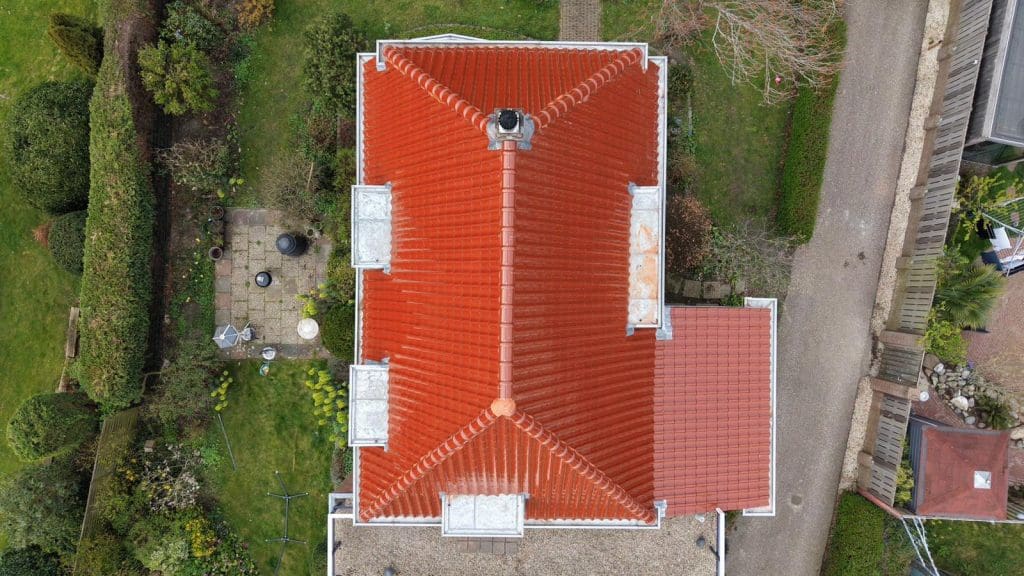 Schuin pannendak in renovatie met grijze onderdakfolie, houten tengels en panlatten