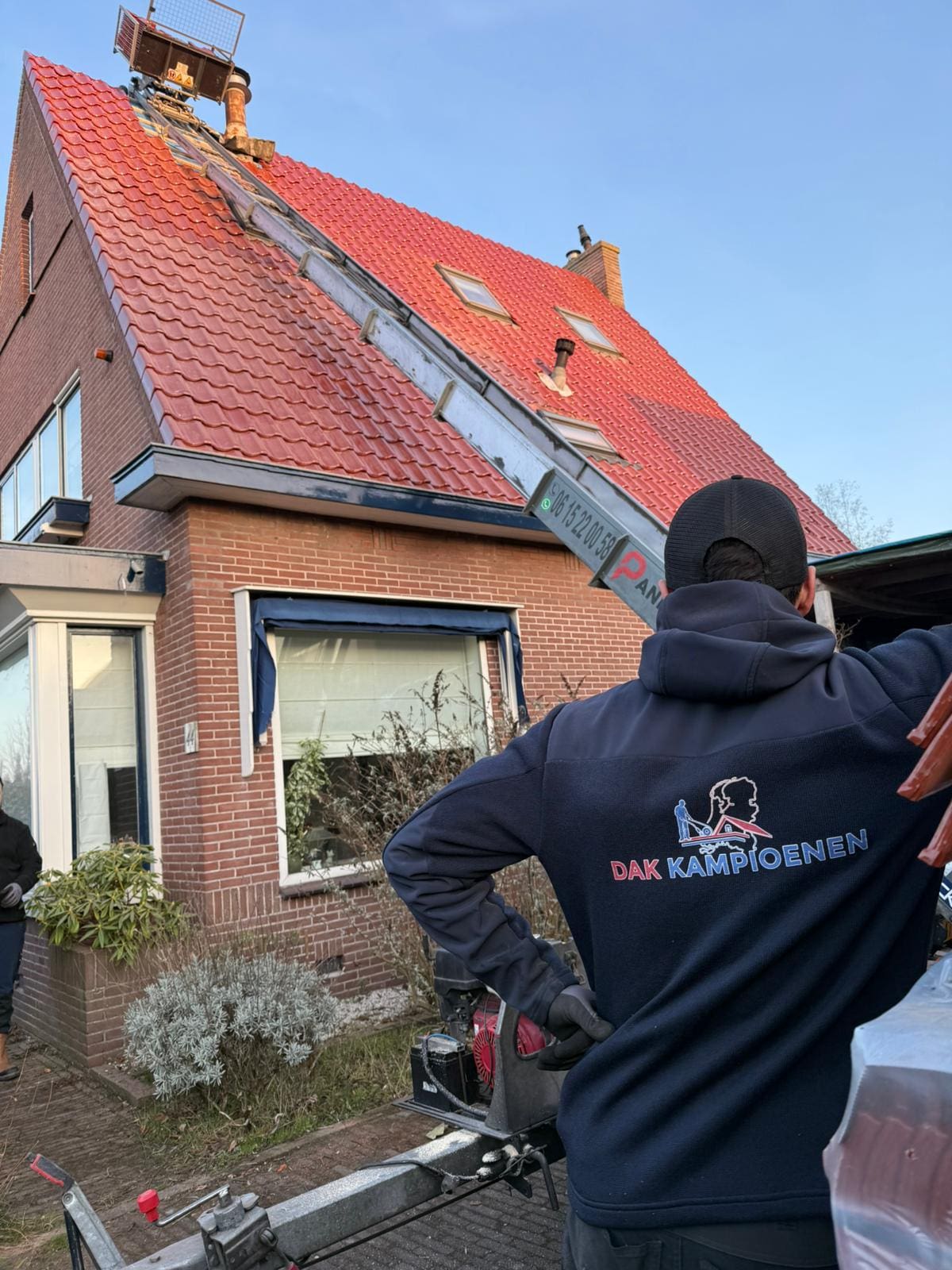 Dakreparatie na stormschade aan pannendak in Rotterdam-Hillegersberg — Rotterdam