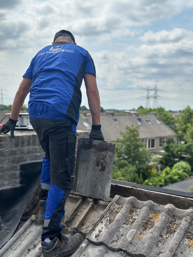 Dakwerk met steiger bij appartementencomplex — bereikbaarheid en veilig werken