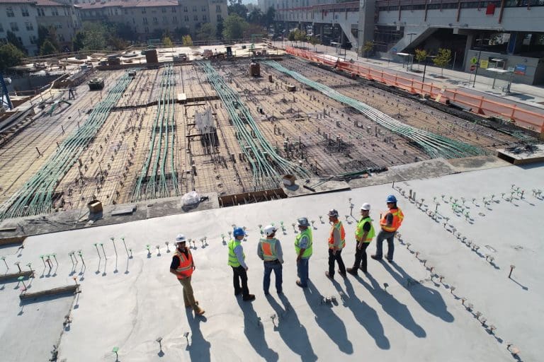Professioneel dakdekkerswerk: Complete pannendakrenovatie met isolatie, dakraam en schoorsteen